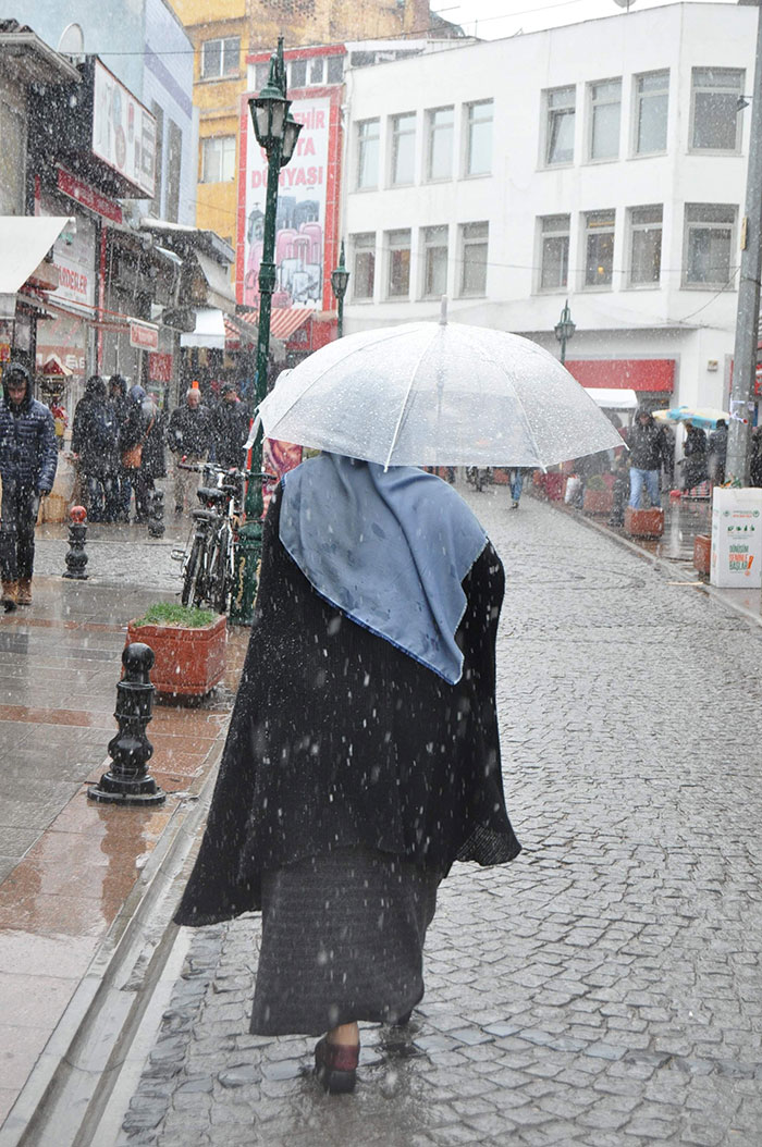 Eskişehir’de öğle saatlerinde aniden etkili olan kar yağışı ve tipi vatandaşları şaşkınlığa uğrattı. 