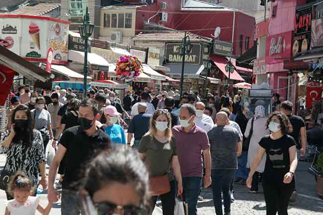  Bazı insanların hareket edebilmek için kalabalığı yarmaya çalıştığı gözlendi.