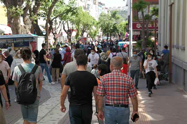 Kalabalığı aynı zamanda kendilerinin de oluşturduğunun farkında olmayan vatandaşların ‘bu ne kalabalık’, ‘kimse evinde oturmuyor’ gibi cümleler kullanması dikkatlerden kaçmazken, sosyal mesafenin hiçe sayıldığı yoğunluk görenleri tedirgin etti.