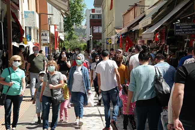 Eskişehir'in işlek caddelerinde öğleden sonra oluşan yoğun kalabalık görenleri şaşkına çevirdi.