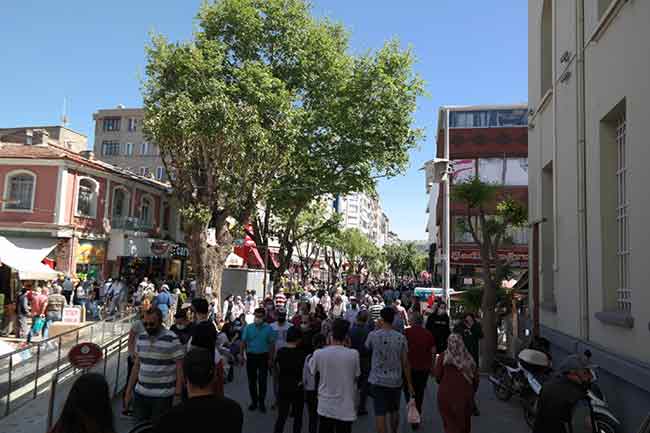 Eskişehir'in işlek caddelerinde öğleden sonra oluşan yoğun kalabalık görenleri şaşkına çevirdi.