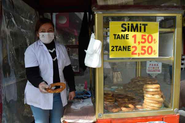 İsmini belirtmek istemeyen diğer bir simitçi ise, gelen vatandaşlar zamma tepkili olduğu ifade ediyor. Simitçi, “‘Zamlar ayın 1'inde başladı dedik ama liste elime 2 Kasım tarihinde ulaştı ve ben zammı 2 Kasımdan itibaren uyguluyorum. Ayın 1'inde ben 80 imit sattım ama 2’sinden sonra yarı yarıya indi. 2 Kasım 40-45 tane simit sattım. Dün mesela 50 tane simit satabildim. Vatandaş gelip ‘niye zam yaptınız’ diye soruyorlar. Tepki gösteriyorlar, ama zam benim elimde olan bir şey değil ki. Büyüklerimiz zam kararı aldı. Ben buradaki kazançlarla 2 çocuğumu okutuyorum. Ev masraflarını karşılıyorum. Harcamalar çok. Yaptığı zamdan sonra kazancımızın yükseleceği bekliyorduk, ama henüz zammın olumlu bir yanı göremedim. Ancak kısa bir süre sonra durumun düzelteceği düşünüyorum” dedi.