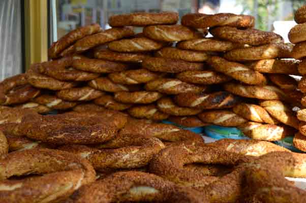 ...Günde 200 tane simit bile satamıyorum. Vatandaş simide zam olduğu öğrendi ve bende de herkes gibi aynı fiyat olduğu düşünüyor. O yüzden düşük fiyatta satmama rağmen yanıma gelmiyor. Eski fiyatta sattığımı büyük punto ile yazıp astım...