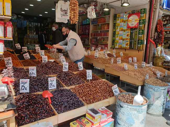 Eskişehir'de hurma satışları esnafı şaşırttı. Koronavirüs, Ramazan sofralarının vazgeçilmezi olan hurma satışlarını olumsuz yönde etkiledi. Hurma fiyatlarına bu yıl zam gelmezken, hem tedarik hem de satış noktasında sıkıntı yaşanıyor.  