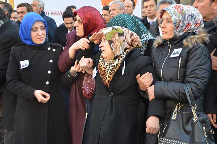 Fırat Kalkanı Harekatı kapsamında gerçekleştirilen El Bab operasyonunda şehit olan Piyade Uzman Çavuş Melih Özcan, memleketi Eskişehir’de son yolculuğuna uğurlandı. Cenaze töreninde babanın sözleri yürekleri dağlarken, acılı anne ise oğlunu son yolculuğuna asker selamıyla uğurladı. 