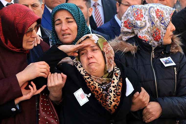 Fırat Kalkanı Harekatı kapsamında gerçekleştirilen El Bab operasyonunda şehit olan Piyade Uzman Çavuş Melih Özcan, memleketi Eskişehir’de son yolculuğuna uğurlandı. Cenaze töreninde babanın sözleri yürekleri dağlarken, acılı anne ise oğlunu son yolculuğuna asker selamıyla uğurladı. 