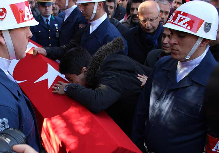 Fırat Kalkanı Harekatı kapsamında gerçekleştirilen El Bab operasyonunda şehit olan Piyade Uzman Çavuş Melih Özcan, memleketi Eskişehir’de son yolculuğuna uğurlandı. Cenaze töreninde babanın sözleri yürekleri dağlarken, acılı anne ise oğlunu son yolculuğuna asker selamıyla uğurladı. 