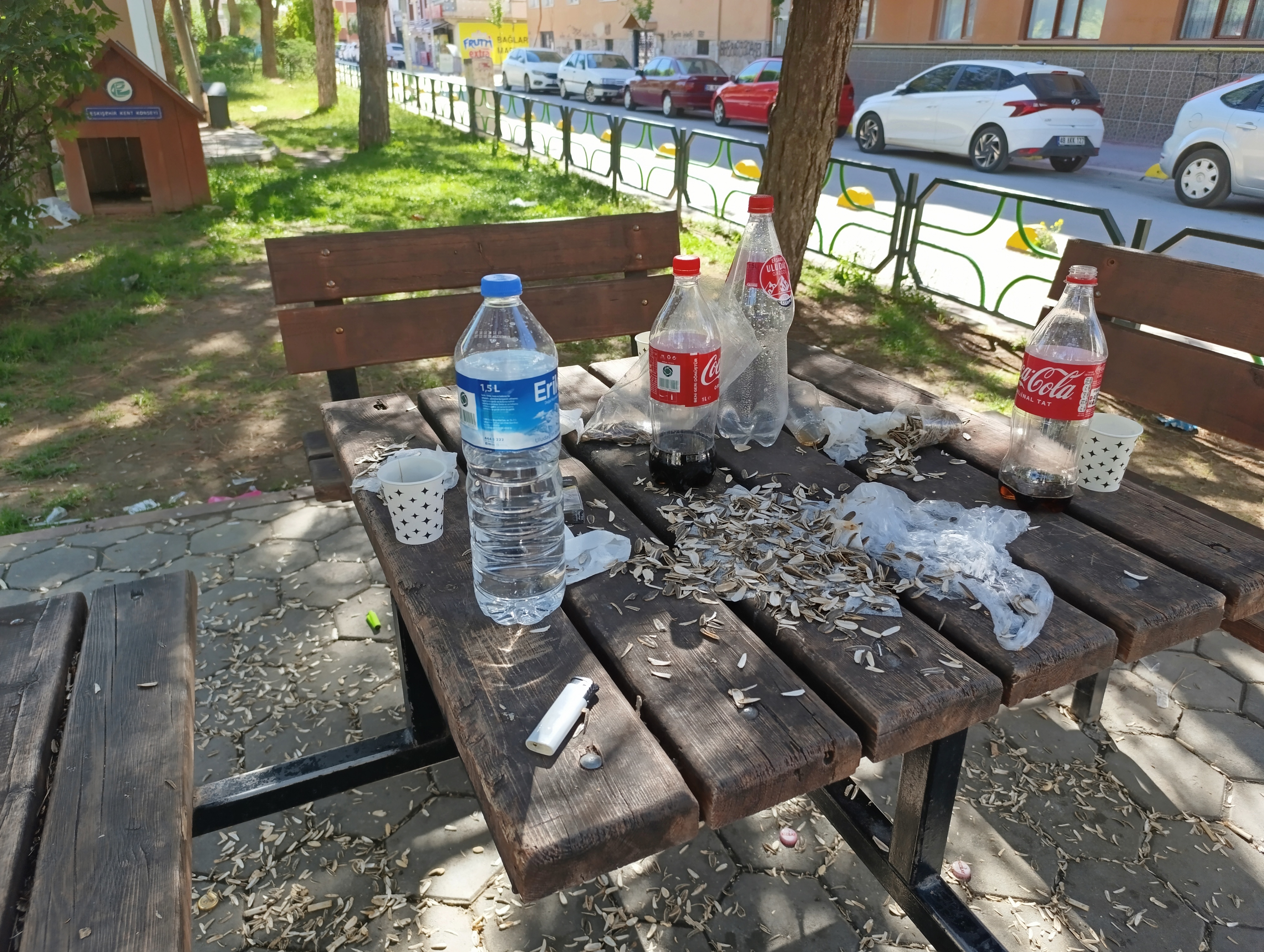 Eskişehir'de Şehit Jandarma Er Osman Özgerçik Parkı'nda yaşanan üzücü olaylar tepkilere neden oldu. 1992 yılında Şırnak Uludere'de şehit olan Er Osman Özgerçik'in adını taşıyan park, bilinçsiz vatandaşlar tarafından çöp yuvasına dönüştürüldü.

Parkta özellikle geceleri alkollü içecek ve meşrubat tüketimi artarken, parkın her köşesi çöplerle dolup taşıyor. Banklar, içki şişeleri, kuruyemiş kabukları ve yiyecek artıklarıyla kaplıyken, spor aletleri ve çocuk oyun alanı da çöplerden etkileniyor.

Yenibağlar Mahallesi Kartal Tepesi Sokak sakinleri bu duruma tepki göstererek, şehide saygı gösterilmesini istiyor. Mahalle sakinlerinden biri, "Bari şehidimize saygınız olsun. Bu parkı şehidimiz adına yaptılar. Buraya gelip çöplük yapıyorlar. Burası çocuklarımızın oynadığı park. Bu kadar mı zor parkı temiz tutmak?" dedi.

Yetkililerden konuya el atması ve parkın düzenli olarak temizlenmesi talep edilirken, vatandaşların da bu tür umursamaz davranışlardan kaçınmaları isteniyor.