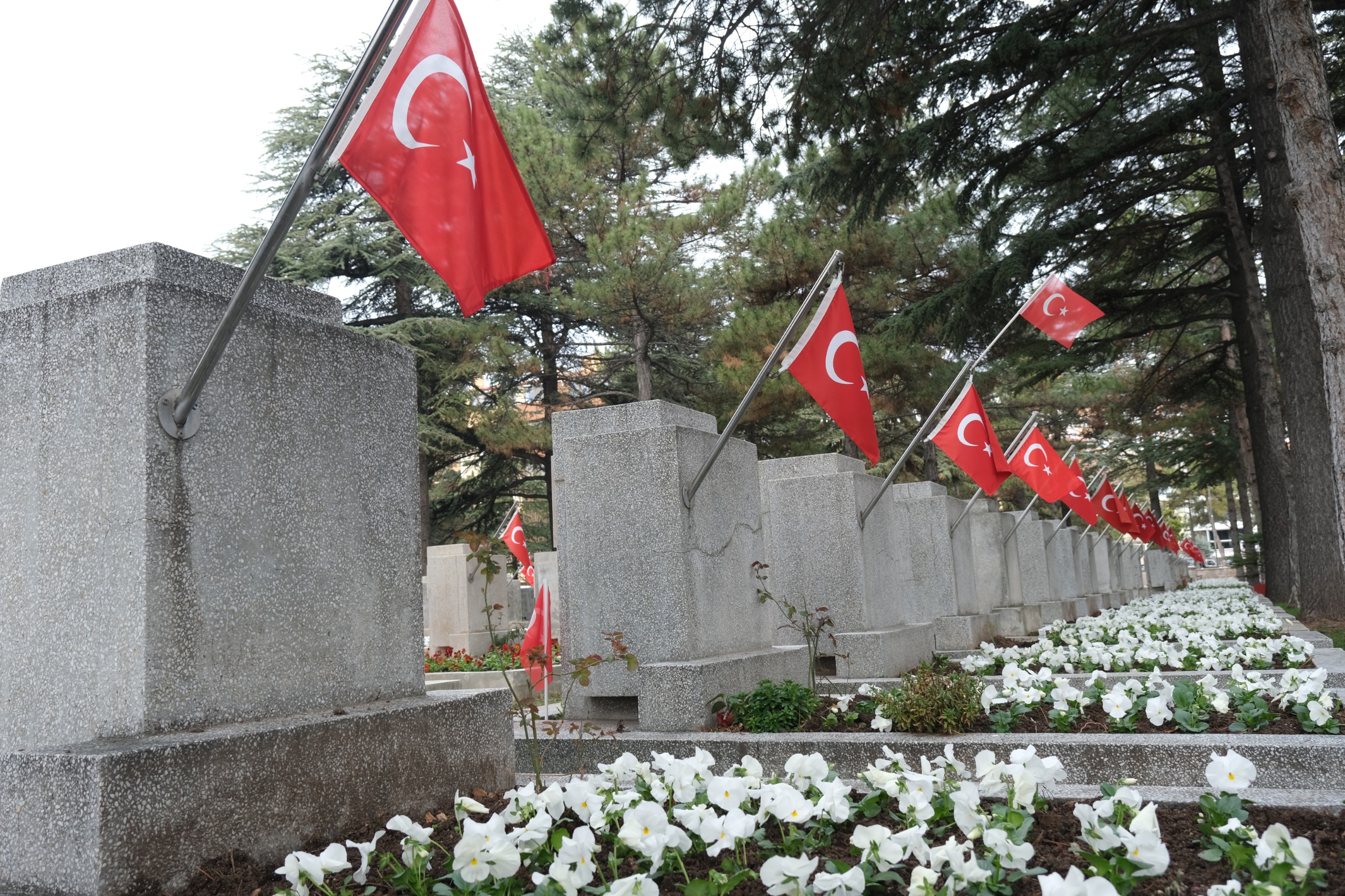 Eskişehir Büyükşehir Belediyesi Park ve Bahçeler Dairesi Başkanlığı ekipleri, kent merkezinde Vişnelik Hava Şehitliği, Kanlıpınar Şehitliği, Asri Mezarlık, Esentepe Mezarlığı, Odunpazarı Mezarlığı, Zincirlikuyu Mezarlığı başta olmak üzere 12 ilçe ve kırsal mahallelerde bulunan kahraman şehitlerimizin kabirlerinin bakımını yaparak çiçeklendiriyor. İlçelerde ve bağlı mahallelerde bulunan şehit mezarlarının temizlik ve bakımını özenle yapan ekipler, kabirleri çiçek bahçesine dönüştürüyor.

Büyükşehir Belediyesi yetkilileri, “18 Mart Çanakkale Zaferi ve Şehitleri Anma Günü kapsamında Park Bahçeler Dairesi ekiplerimiz şehit mezarlarımızın bakım ve temizliklerini gerçekleştiriyorlar. Şehitlerimizin kabirleri çiçeklerle donatılıyor. Şehitlerimiz için ne yapsak azdır ve asla haklarını ödeyemeyiz. Mekânları cennet olsun.” dediler.

Şehit yakınları da yapılan anlamlı çalışma nedeniyle Büyükşehir Belediye Başkanı Yılmaz Büyükerşen ve belediye görevlilerine teşekkür ettiler.
