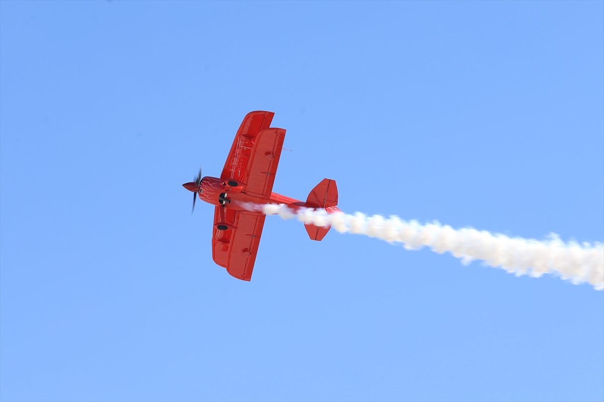 Türkiye'nin tek sivil kadın akrobasi pilotu Semin Öztürk Şener, 29 Ekim Cumhuriyet Bayramı dolayısıyla Eskişehir’in Sivrihisar ilçesinde etkileyici bir gösteri uçuşu gerçekleştirdi. Etkinlik, geleneksel "Cumhuriyet Fotoğrafı" çekimiyle başladı.

Sivrihisar Havacılık Merkezindeki Necati Artan Tesisleri'nde düzenlenen etkinlikte, katılımcılar saygı duruşu ve İstiklal Marşı'nın ardından Türk bayraklarıyla hilal oluşturdu. Semin Öztürk Şener’in 400 beygir gücündeki "Pitts S2S Experimental" uçağı, yıldız noktasını temsil etti. Dronla kaydedilen bu anlar, katılımcılara unutulmaz bir görsel şölen sundu.

Gösteri sonrasında gazetecilere açıklamalarda bulunan Şener, "Yeni Menekşe" uçağıyla gökyüzünde olmanın gururunu yaşadığını belirterek, Cumhuriyet Bayramı’nı coşkuyla kutladıklarını ifade etti. Etkinlikte, vatandaşlara imza dağıtan Şener, hatıra fotoğrafları çektirerek katılımcılarla buluştu.

Bu özel günde, Sivrihisar Havacılık Merkezi'nde bayram coşkusu bir kez daha vurgulandı.



