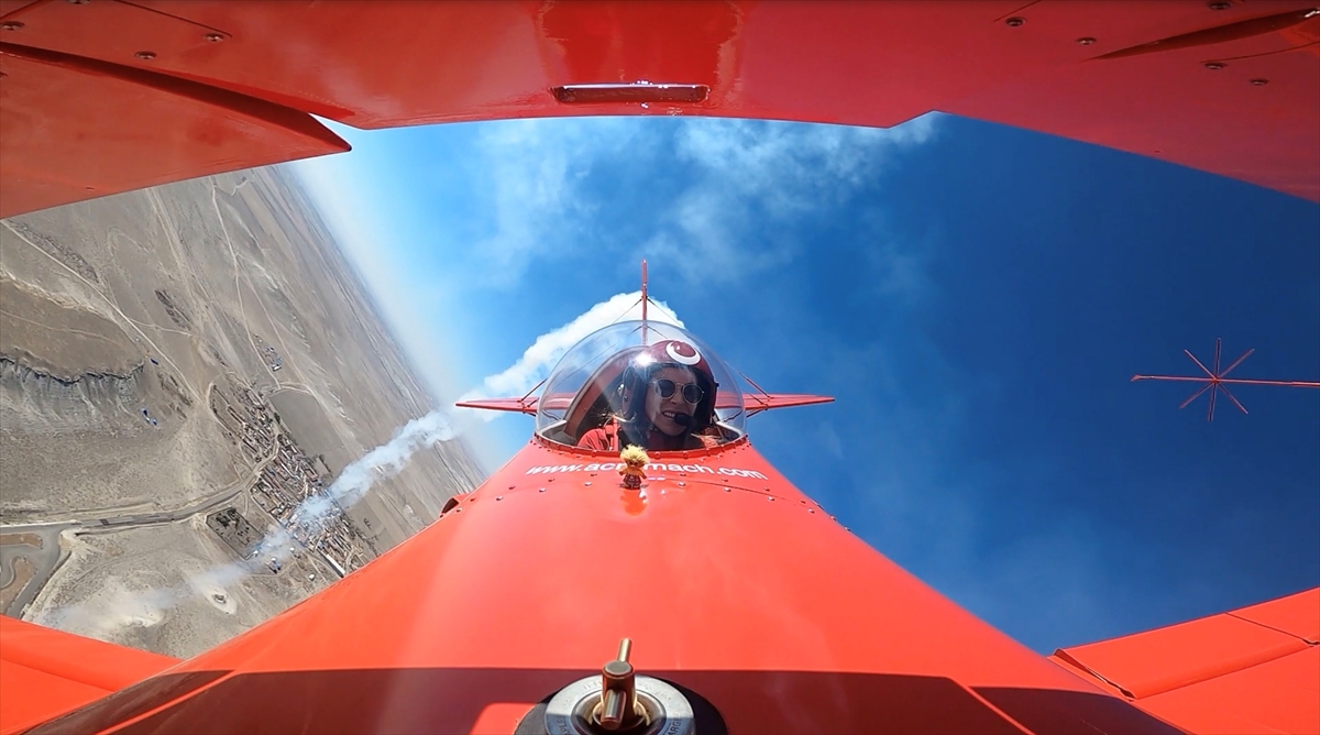 Türkiye'nin tek sivil kadın akrobasi pilotu Semin Öztürk Şener, 29 Ekim Cumhuriyet Bayramı dolayısıyla Eskişehir’in Sivrihisar ilçesinde etkileyici bir gösteri uçuşu gerçekleştirdi. Etkinlik, geleneksel "Cumhuriyet Fotoğrafı" çekimiyle başladı.

Sivrihisar Havacılık Merkezindeki Necati Artan Tesisleri'nde düzenlenen etkinlikte, katılımcılar saygı duruşu ve İstiklal Marşı'nın ardından Türk bayraklarıyla hilal oluşturdu. Semin Öztürk Şener’in 400 beygir gücündeki "Pitts S2S Experimental" uçağı, yıldız noktasını temsil etti. Dronla kaydedilen bu anlar, katılımcılara unutulmaz bir görsel şölen sundu.

Gösteri sonrasında gazetecilere açıklamalarda bulunan Şener, "Yeni Menekşe" uçağıyla gökyüzünde olmanın gururunu yaşadığını belirterek, Cumhuriyet Bayramı’nı coşkuyla kutladıklarını ifade etti. Etkinlikte, vatandaşlara imza dağıtan Şener, hatıra fotoğrafları çektirerek katılımcılarla buluştu.

Bu özel günde, Sivrihisar Havacılık Merkezi'nde bayram coşkusu bir kez daha vurgulandı.



