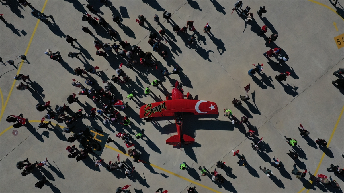 Türkiye'nin tek sivil kadın akrobasi pilotu Semin Öztürk Şener, 29 Ekim Cumhuriyet Bayramı dolayısıyla Eskişehir’in Sivrihisar ilçesinde etkileyici bir gösteri uçuşu gerçekleştirdi. Etkinlik, geleneksel "Cumhuriyet Fotoğrafı" çekimiyle başladı.

Sivrihisar Havacılık Merkezindeki Necati Artan Tesisleri'nde düzenlenen etkinlikte, katılımcılar saygı duruşu ve İstiklal Marşı'nın ardından Türk bayraklarıyla hilal oluşturdu. Semin Öztürk Şener’in 400 beygir gücündeki "Pitts S2S Experimental" uçağı, yıldız noktasını temsil etti. Dronla kaydedilen bu anlar, katılımcılara unutulmaz bir görsel şölen sundu.

Gösteri sonrasında gazetecilere açıklamalarda bulunan Şener, "Yeni Menekşe" uçağıyla gökyüzünde olmanın gururunu yaşadığını belirterek, Cumhuriyet Bayramı’nı coşkuyla kutladıklarını ifade etti. Etkinlikte, vatandaşlara imza dağıtan Şener, hatıra fotoğrafları çektirerek katılımcılarla buluştu.

Bu özel günde, Sivrihisar Havacılık Merkezi'nde bayram coşkusu bir kez daha vurgulandı.



