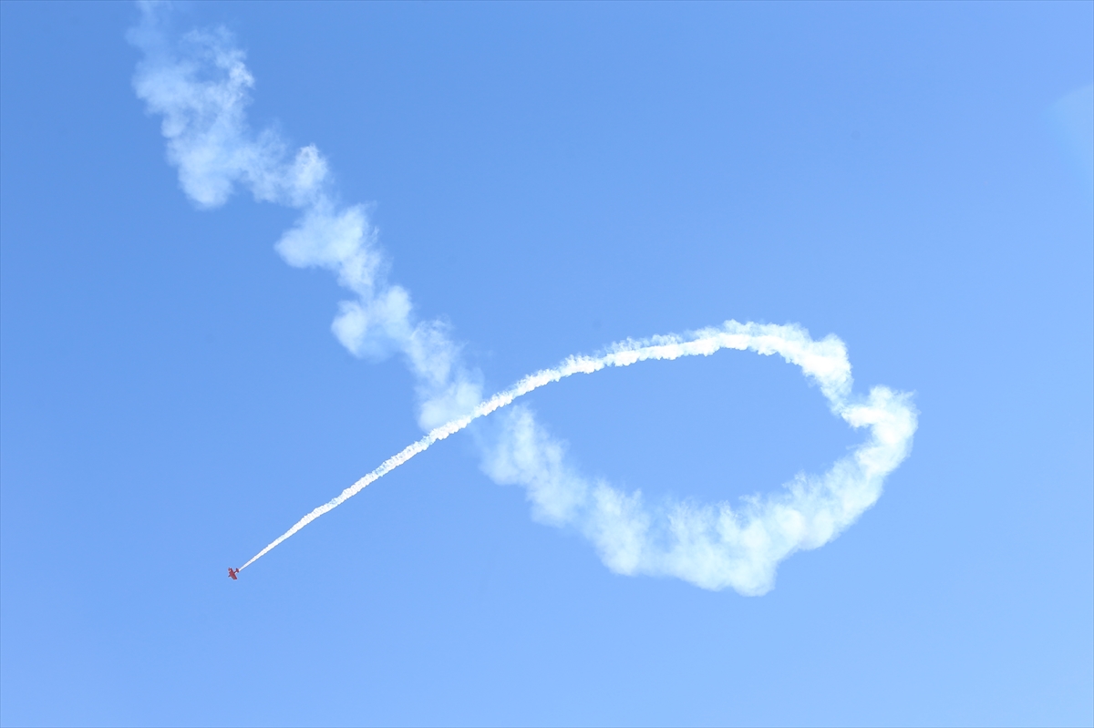 Türkiye'nin tek sivil kadın akrobasi pilotu Semin Öztürk Şener, 29 Ekim Cumhuriyet Bayramı dolayısıyla Eskişehir’in Sivrihisar ilçesinde etkileyici bir gösteri uçuşu gerçekleştirdi. Etkinlik, geleneksel "Cumhuriyet Fotoğrafı" çekimiyle başladı.

Sivrihisar Havacılık Merkezindeki Necati Artan Tesisleri'nde düzenlenen etkinlikte, katılımcılar saygı duruşu ve İstiklal Marşı'nın ardından Türk bayraklarıyla hilal oluşturdu. Semin Öztürk Şener’in 400 beygir gücündeki "Pitts S2S Experimental" uçağı, yıldız noktasını temsil etti. Dronla kaydedilen bu anlar, katılımcılara unutulmaz bir görsel şölen sundu.

Gösteri sonrasında gazetecilere açıklamalarda bulunan Şener, "Yeni Menekşe" uçağıyla gökyüzünde olmanın gururunu yaşadığını belirterek, Cumhuriyet Bayramı’nı coşkuyla kutladıklarını ifade etti. Etkinlikte, vatandaşlara imza dağıtan Şener, hatıra fotoğrafları çektirerek katılımcılarla buluştu.

Bu özel günde, Sivrihisar Havacılık Merkezi'nde bayram coşkusu bir kez daha vurgulandı.



