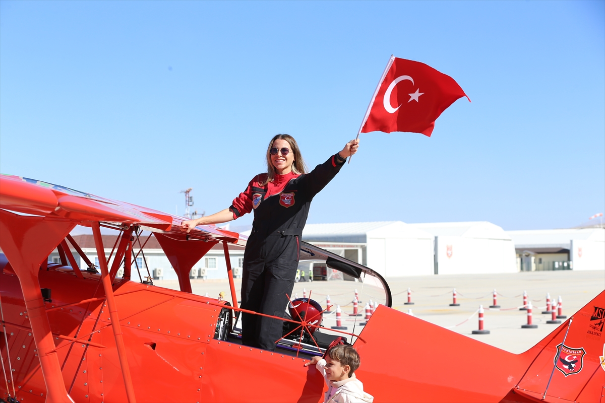 Türkiye'nin tek sivil kadın akrobasi pilotu Semin Öztürk Şener, 29 Ekim Cumhuriyet Bayramı dolayısıyla Eskişehir’in Sivrihisar ilçesinde etkileyici bir gösteri uçuşu gerçekleştirdi. Etkinlik, geleneksel "Cumhuriyet Fotoğrafı" çekimiyle başladı.

Sivrihisar Havacılık Merkezindeki Necati Artan Tesisleri'nde düzenlenen etkinlikte, katılımcılar saygı duruşu ve İstiklal Marşı'nın ardından Türk bayraklarıyla hilal oluşturdu. Semin Öztürk Şener’in 400 beygir gücündeki "Pitts S2S Experimental" uçağı, yıldız noktasını temsil etti. Dronla kaydedilen bu anlar, katılımcılara unutulmaz bir görsel şölen sundu.

Gösteri sonrasında gazetecilere açıklamalarda bulunan Şener, "Yeni Menekşe" uçağıyla gökyüzünde olmanın gururunu yaşadığını belirterek, Cumhuriyet Bayramı’nı coşkuyla kutladıklarını ifade etti. Etkinlikte, vatandaşlara imza dağıtan Şener, hatıra fotoğrafları çektirerek katılımcılarla buluştu.

Bu özel günde, Sivrihisar Havacılık Merkezi'nde bayram coşkusu bir kez daha vurgulandı.



