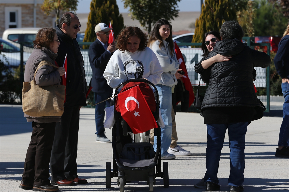 Türkiye'nin tek sivil kadın akrobasi pilotu Semin Öztürk Şener, 29 Ekim Cumhuriyet Bayramı dolayısıyla Eskişehir’in Sivrihisar ilçesinde etkileyici bir gösteri uçuşu gerçekleştirdi. Etkinlik, geleneksel "Cumhuriyet Fotoğrafı" çekimiyle başladı.

Sivrihisar Havacılık Merkezindeki Necati Artan Tesisleri'nde düzenlenen etkinlikte, katılımcılar saygı duruşu ve İstiklal Marşı'nın ardından Türk bayraklarıyla hilal oluşturdu. Semin Öztürk Şener’in 400 beygir gücündeki "Pitts S2S Experimental" uçağı, yıldız noktasını temsil etti. Dronla kaydedilen bu anlar, katılımcılara unutulmaz bir görsel şölen sundu.

Gösteri sonrasında gazetecilere açıklamalarda bulunan Şener, "Yeni Menekşe" uçağıyla gökyüzünde olmanın gururunu yaşadığını belirterek, Cumhuriyet Bayramı’nı coşkuyla kutladıklarını ifade etti. Etkinlikte, vatandaşlara imza dağıtan Şener, hatıra fotoğrafları çektirerek katılımcılarla buluştu.

Bu özel günde, Sivrihisar Havacılık Merkezi'nde bayram coşkusu bir kez daha vurgulandı.



