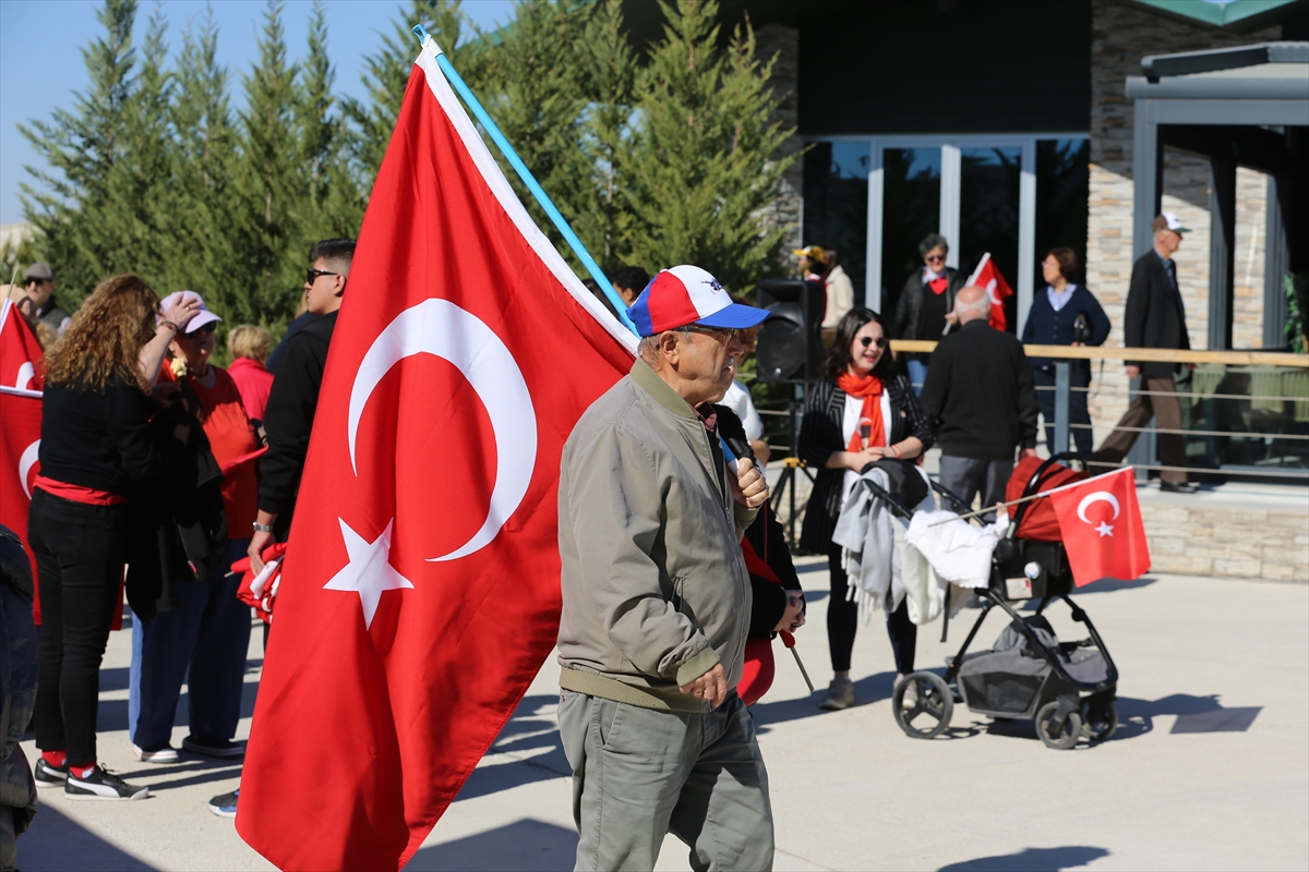 Türkiye'nin tek sivil kadın akrobasi pilotu Semin Öztürk Şener, 29 Ekim Cumhuriyet Bayramı dolayısıyla Eskişehir’in Sivrihisar ilçesinde etkileyici bir gösteri uçuşu gerçekleştirdi. Etkinlik, geleneksel "Cumhuriyet Fotoğrafı" çekimiyle başladı.

Sivrihisar Havacılık Merkezindeki Necati Artan Tesisleri'nde düzenlenen etkinlikte, katılımcılar saygı duruşu ve İstiklal Marşı'nın ardından Türk bayraklarıyla hilal oluşturdu. Semin Öztürk Şener’in 400 beygir gücündeki "Pitts S2S Experimental" uçağı, yıldız noktasını temsil etti. Dronla kaydedilen bu anlar, katılımcılara unutulmaz bir görsel şölen sundu.

Gösteri sonrasında gazetecilere açıklamalarda bulunan Şener, "Yeni Menekşe" uçağıyla gökyüzünde olmanın gururunu yaşadığını belirterek, Cumhuriyet Bayramı’nı coşkuyla kutladıklarını ifade etti. Etkinlikte, vatandaşlara imza dağıtan Şener, hatıra fotoğrafları çektirerek katılımcılarla buluştu.

Bu özel günde, Sivrihisar Havacılık Merkezi'nde bayram coşkusu bir kez daha vurgulandı.



