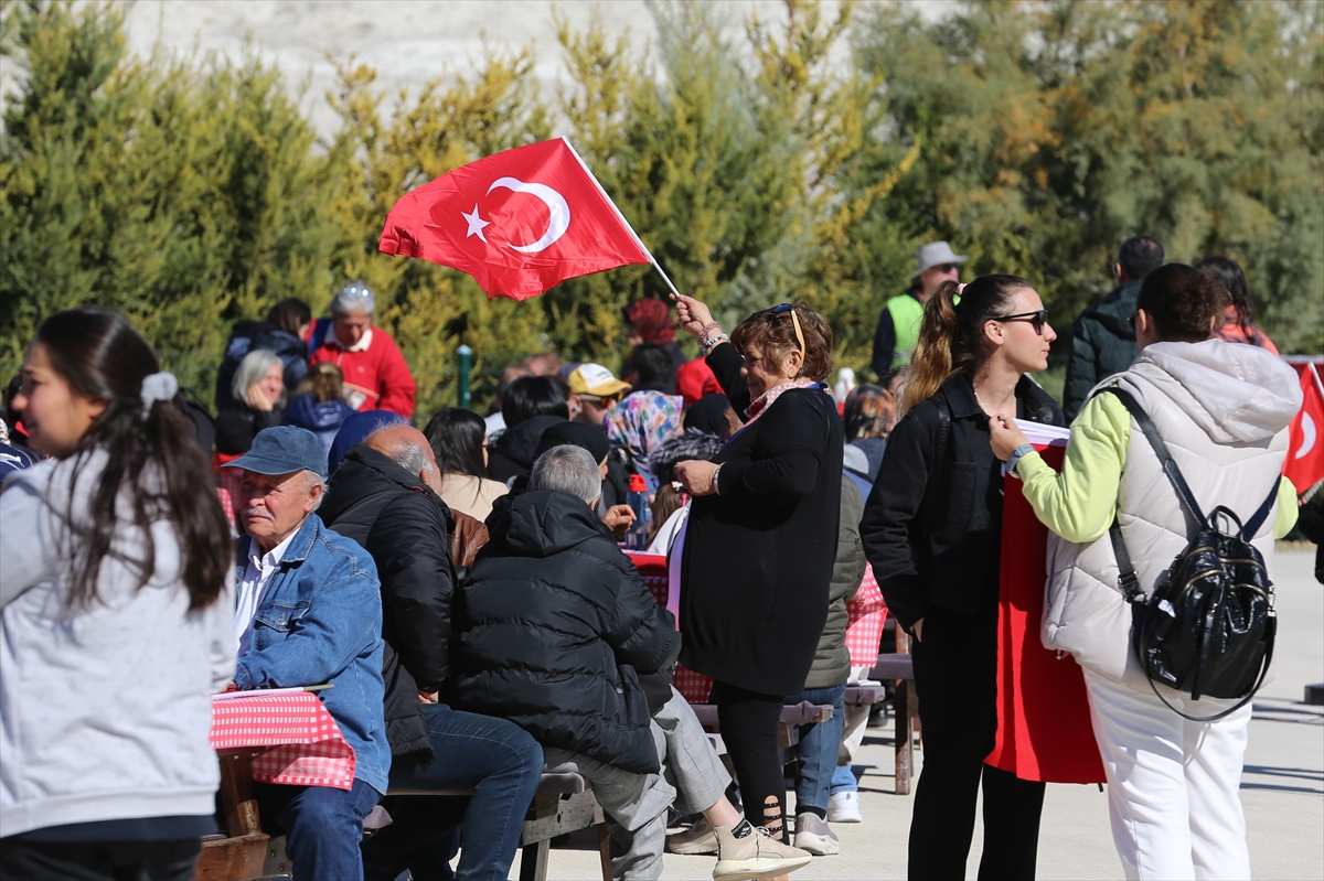 Türkiye'nin tek sivil kadın akrobasi pilotu Semin Öztürk Şener, 29 Ekim Cumhuriyet Bayramı dolayısıyla Eskişehir’in Sivrihisar ilçesinde etkileyici bir gösteri uçuşu gerçekleştirdi. Etkinlik, geleneksel "Cumhuriyet Fotoğrafı" çekimiyle başladı.

Sivrihisar Havacılık Merkezindeki Necati Artan Tesisleri'nde düzenlenen etkinlikte, katılımcılar saygı duruşu ve İstiklal Marşı'nın ardından Türk bayraklarıyla hilal oluşturdu. Semin Öztürk Şener’in 400 beygir gücündeki "Pitts S2S Experimental" uçağı, yıldız noktasını temsil etti. Dronla kaydedilen bu anlar, katılımcılara unutulmaz bir görsel şölen sundu.

Gösteri sonrasında gazetecilere açıklamalarda bulunan Şener, "Yeni Menekşe" uçağıyla gökyüzünde olmanın gururunu yaşadığını belirterek, Cumhuriyet Bayramı’nı coşkuyla kutladıklarını ifade etti. Etkinlikte, vatandaşlara imza dağıtan Şener, hatıra fotoğrafları çektirerek katılımcılarla buluştu.

Bu özel günde, Sivrihisar Havacılık Merkezi'nde bayram coşkusu bir kez daha vurgulandı.



