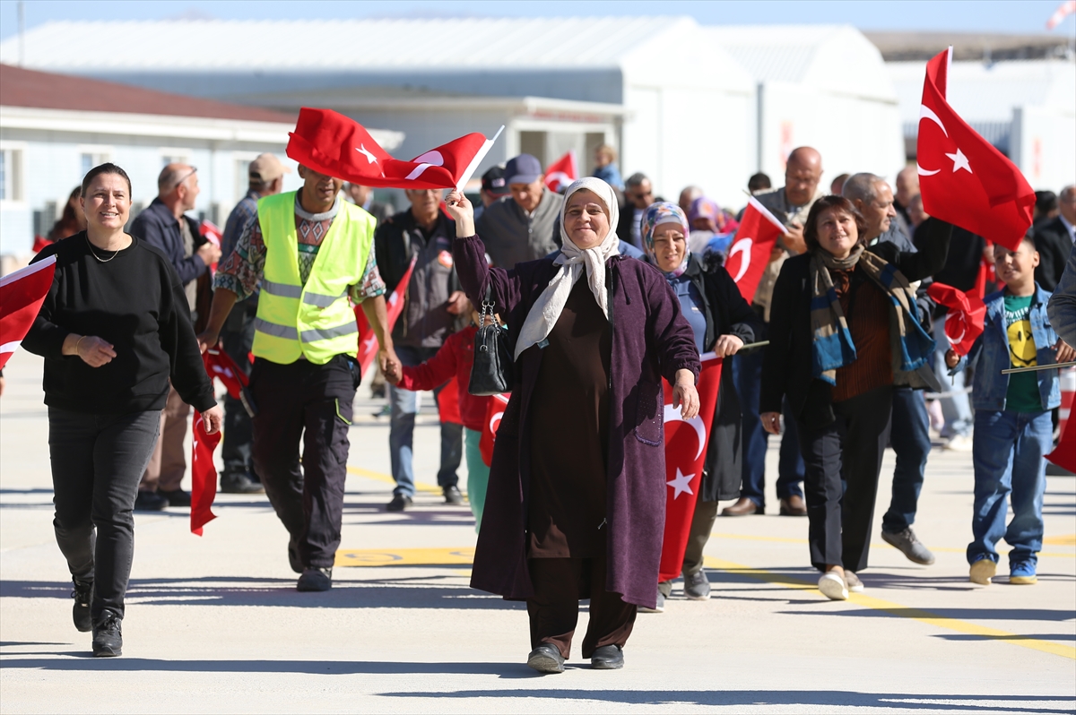 Türkiye'nin tek sivil kadın akrobasi pilotu Semin Öztürk Şener, 29 Ekim Cumhuriyet Bayramı dolayısıyla Eskişehir’in Sivrihisar ilçesinde etkileyici bir gösteri uçuşu gerçekleştirdi. Etkinlik, geleneksel "Cumhuriyet Fotoğrafı" çekimiyle başladı.

Sivrihisar Havacılık Merkezindeki Necati Artan Tesisleri'nde düzenlenen etkinlikte, katılımcılar saygı duruşu ve İstiklal Marşı'nın ardından Türk bayraklarıyla hilal oluşturdu. Semin Öztürk Şener’in 400 beygir gücündeki "Pitts S2S Experimental" uçağı, yıldız noktasını temsil etti. Dronla kaydedilen bu anlar, katılımcılara unutulmaz bir görsel şölen sundu.

Gösteri sonrasında gazetecilere açıklamalarda bulunan Şener, "Yeni Menekşe" uçağıyla gökyüzünde olmanın gururunu yaşadığını belirterek, Cumhuriyet Bayramı’nı coşkuyla kutladıklarını ifade etti. Etkinlikte, vatandaşlara imza dağıtan Şener, hatıra fotoğrafları çektirerek katılımcılarla buluştu.

Bu özel günde, Sivrihisar Havacılık Merkezi'nde bayram coşkusu bir kez daha vurgulandı.



