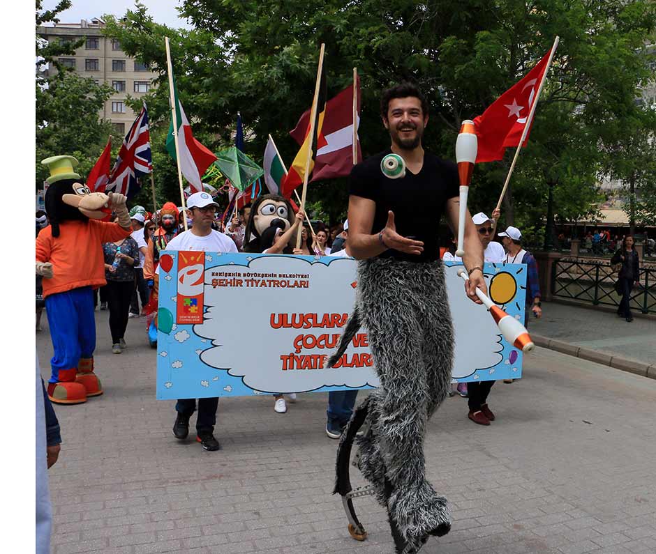 Eskişehir Büyükşehir Belediyesi Şehir Tiyatrolarınca düzenlenen "11. Uluslararası Eskişehir Çocuk ve Gençlik Tiyatroları Festivali", kortej yürüyüşüyle başladı.