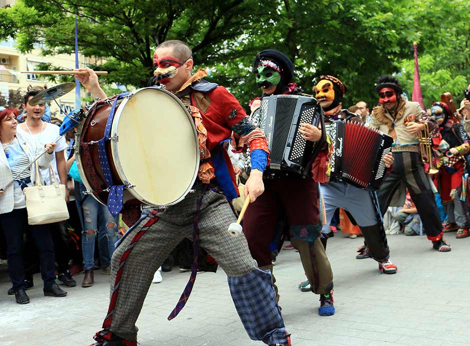 Eskişehir Büyükşehir Belediyesi Şehir Tiyatrolarınca düzenlenen "11. Uluslararası Eskişehir Çocuk ve Gençlik Tiyatroları Festivali", kortej yürüyüşüyle başladı.