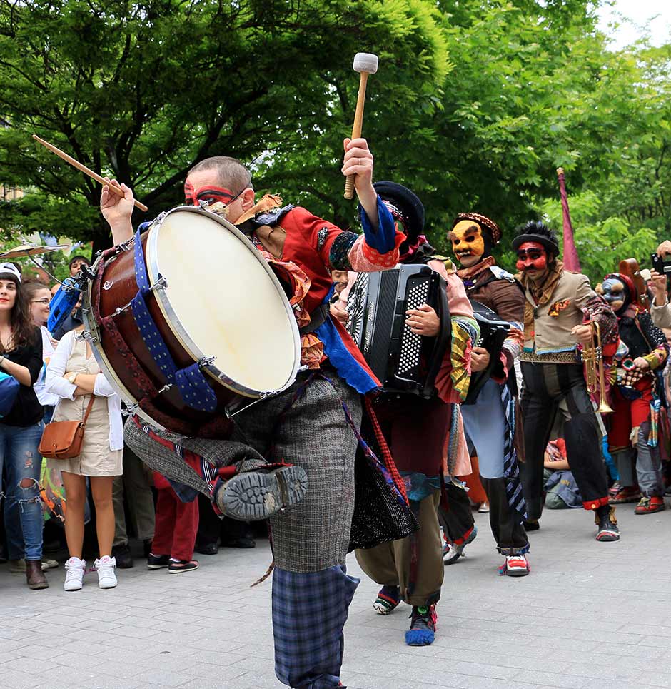 Eskişehir Büyükşehir Belediyesi Şehir Tiyatrolarınca düzenlenen "11. Uluslararası Eskişehir Çocuk ve Gençlik Tiyatroları Festivali", kortej yürüyüşüyle başladı.