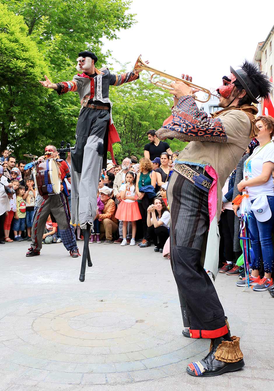 Eskişehir Büyükşehir Belediyesi Şehir Tiyatrolarınca düzenlenen "11. Uluslararası Eskişehir Çocuk ve Gençlik Tiyatroları Festivali", kortej yürüyüşüyle başladı.