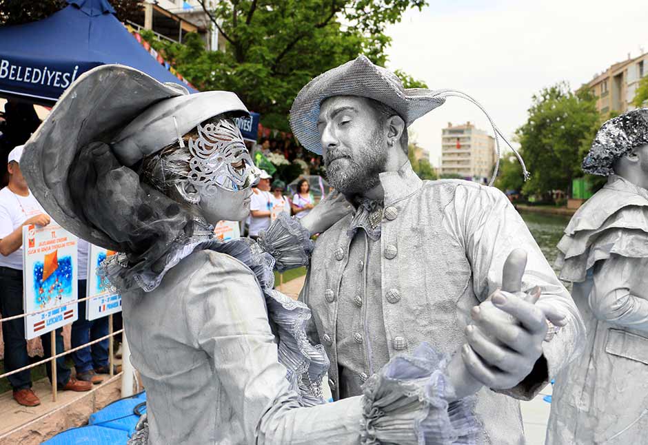 Eskişehir Büyükşehir Belediyesi Şehir Tiyatrolarınca düzenlenen "11. Uluslararası Eskişehir Çocuk ve Gençlik Tiyatroları Festivali", kortej yürüyüşüyle başladı.