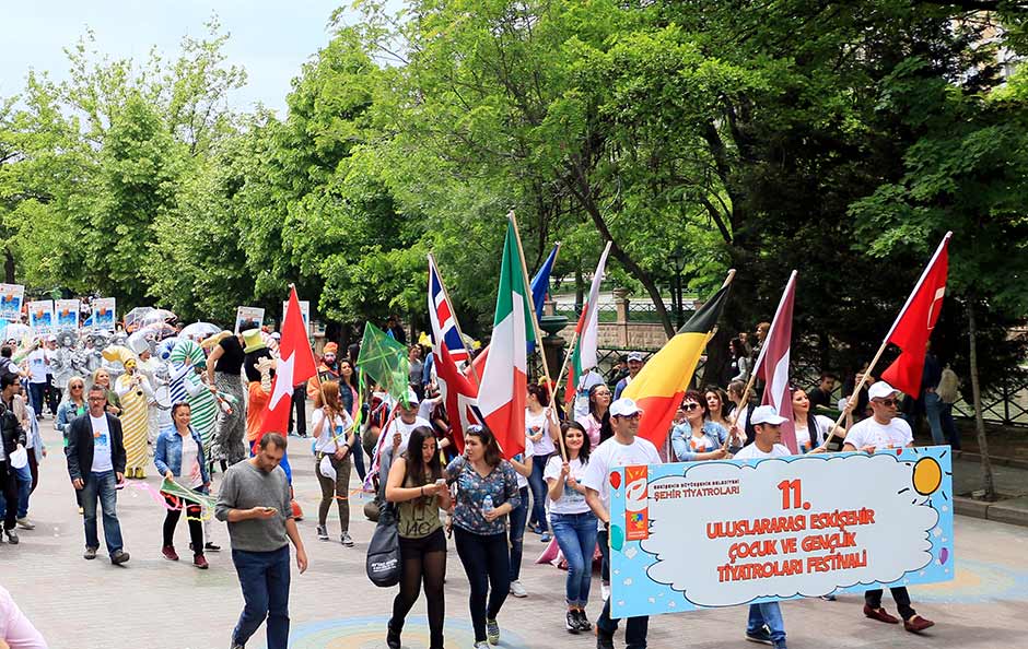 Eskişehir Büyükşehir Belediyesi Şehir Tiyatrolarınca düzenlenen "11. Uluslararası Eskişehir Çocuk ve Gençlik Tiyatroları Festivali", kortej yürüyüşüyle başladı.