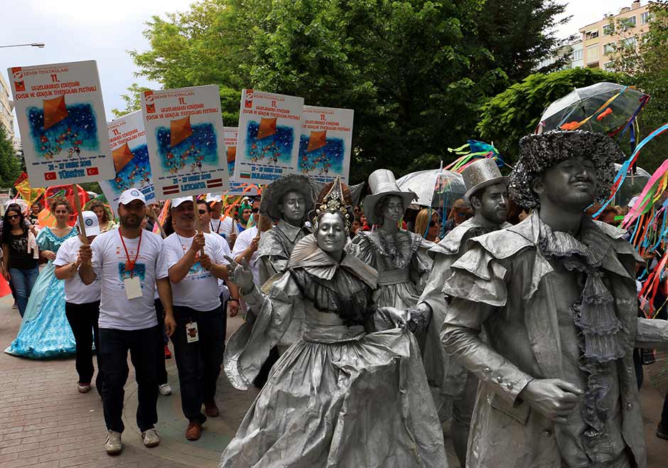 Eskişehir Büyükşehir Belediyesi Şehir Tiyatrolarınca düzenlenen "11. Uluslararası Eskişehir Çocuk ve Gençlik Tiyatroları Festivali", kortej yürüyüşüyle başladı.