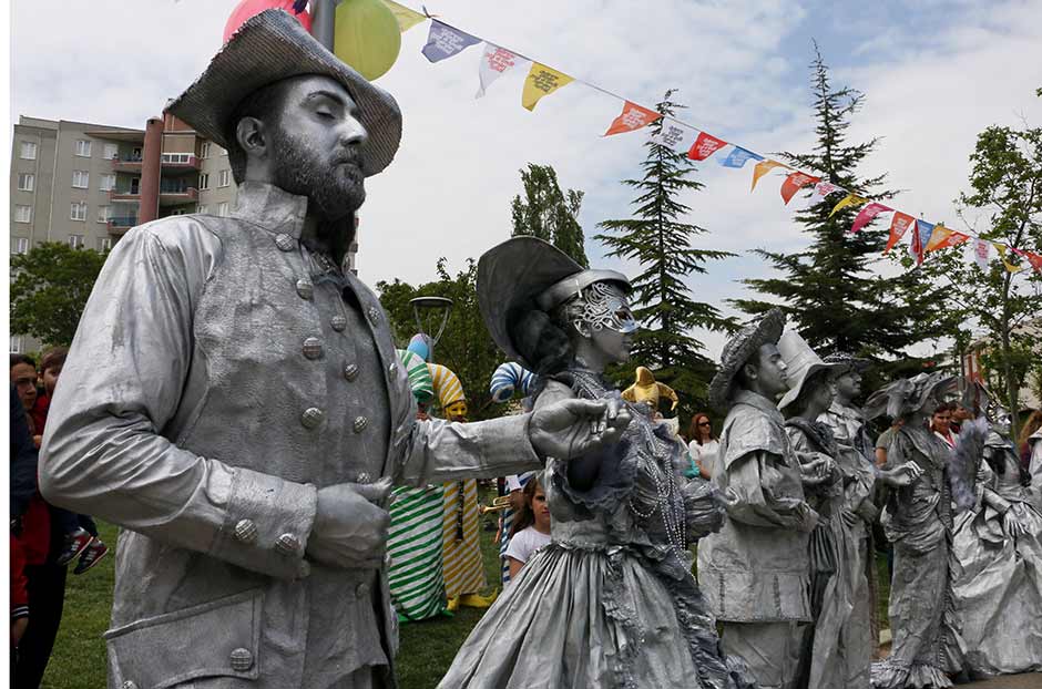 Eskişehir Büyükşehir Belediyesi Şehir Tiyatrolarınca düzenlenen "11. Uluslararası Eskişehir Çocuk ve Gençlik Tiyatroları Festivali", kortej yürüyüşüyle başladı.