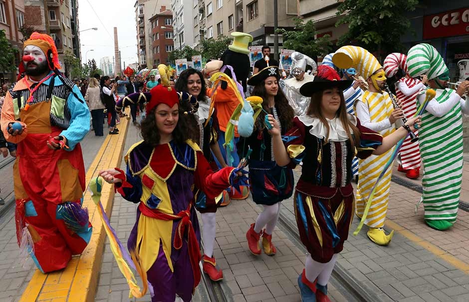 Eskişehir Büyükşehir Belediyesi Şehir Tiyatrolarınca düzenlenen "11. Uluslararası Eskişehir Çocuk ve Gençlik Tiyatroları Festivali", kortej yürüyüşüyle başladı.