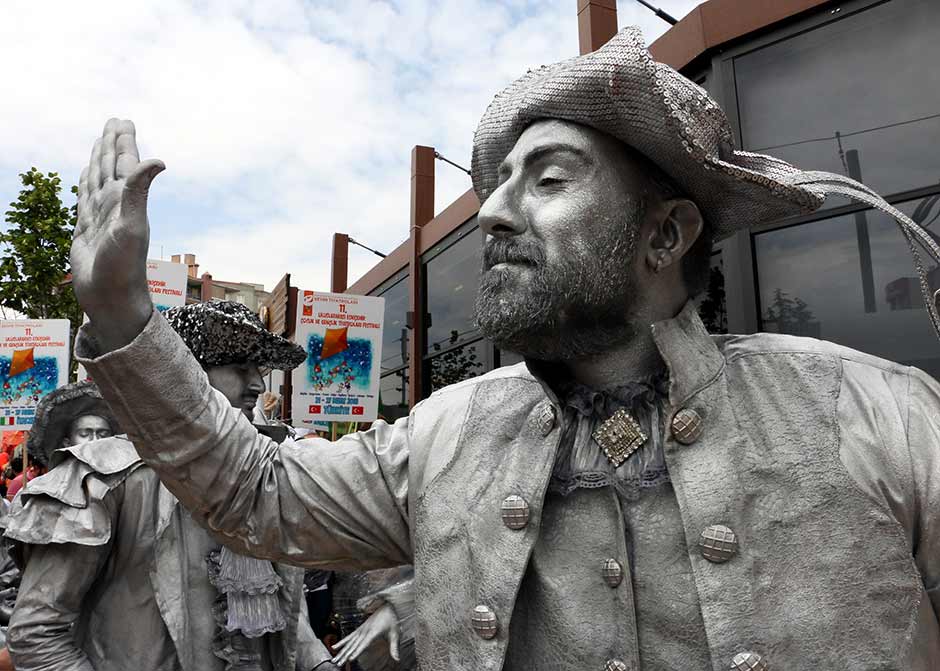 Eskişehir Büyükşehir Belediyesi Şehir Tiyatrolarınca düzenlenen "11. Uluslararası Eskişehir Çocuk ve Gençlik Tiyatroları Festivali", kortej yürüyüşüyle başladı.