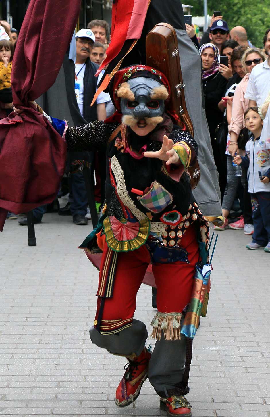 Eskişehir Büyükşehir Belediyesi Şehir Tiyatrolarınca düzenlenen "11. Uluslararası Eskişehir Çocuk ve Gençlik Tiyatroları Festivali", kortej yürüyüşüyle başladı.