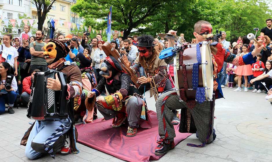 Eskişehir Büyükşehir Belediyesi Şehir Tiyatrolarınca düzenlenen "11. Uluslararası Eskişehir Çocuk ve Gençlik Tiyatroları Festivali", kortej yürüyüşüyle başladı.