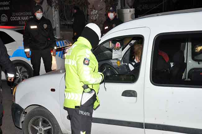 Eskişehir'de ve tüm Türkiye'de uygulanan sokağa çıkma yasağı sonrası Eskişehir’de çekilen görüntüler, kentin adeta hayalet şehre döndüğünü gösteriyor