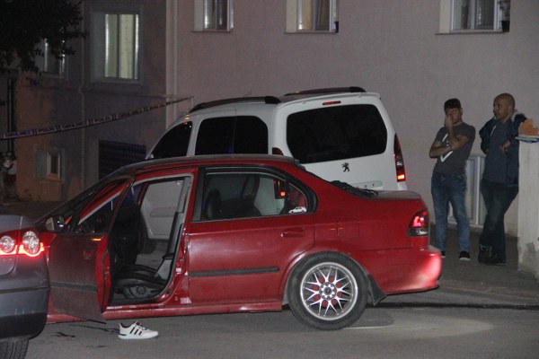 Öte yandan saldırı çevredeki güvenlik kameralarına yansıdı. Görüntülerde Murat İlkay Özcan’a aracıyla sokak üzerinde ilerlediği esnada şahıslardan biri tarafından ateş edildiği görülüyor. Özcan aracıyla ilerlerken saldırıyı gerçekleştiren şahıs aracın arkasından da birkaç el ateş ediyor. Yine görüntülerde olayı gerçekleştiren şahısların panik halinde araca binerek olay yerinden hızla uzaklaştıkları görülüyor.