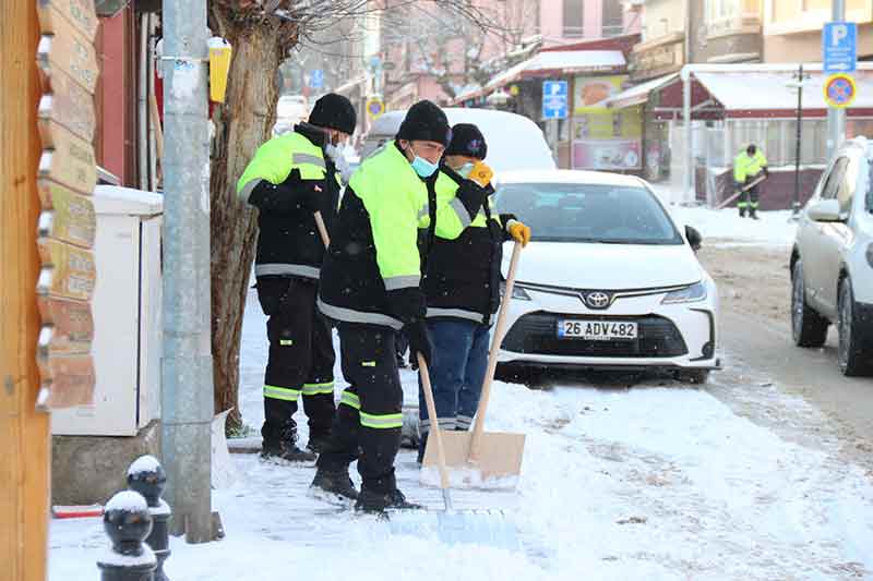 Hava sıcaklığının sıfırın altında eksi 7 dereceye kadar düştüğü kentte, temizlik işçileri ise tarihi bölgede bulunan kaldırım ve yürüyüş yollarında biriken kar yığınlarını temizledi