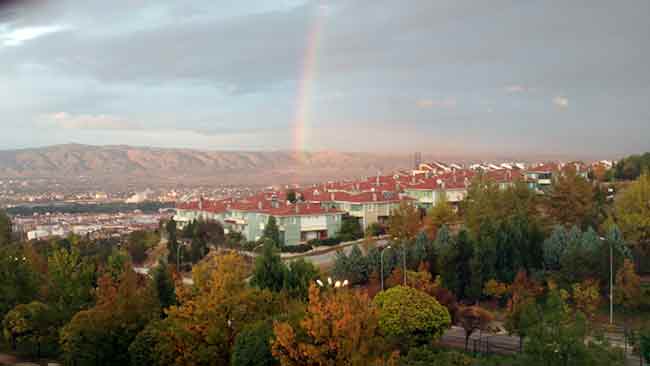 Eskişehir'de kısa süreli de olsa gökyüzünü söyleyen gökkuşağı güzelliği yaşandı.