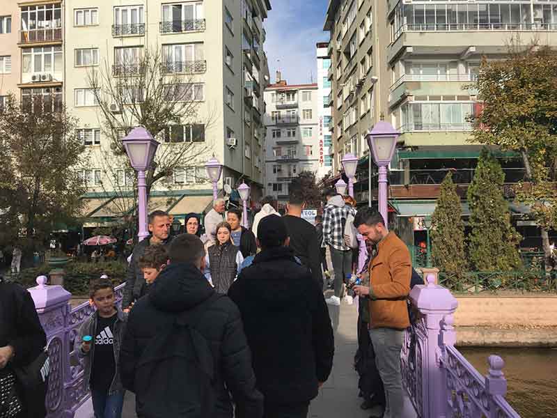 Eskişehir’de kış aylarına yaklaşılmasına rağmen hava sıcaklıklarının zaman zaman 20 dereceye kadar yükselmesini fırsat bilen yerli ve yabancı turistler, adeta ‘Adalar’ bölgesine akın etti.