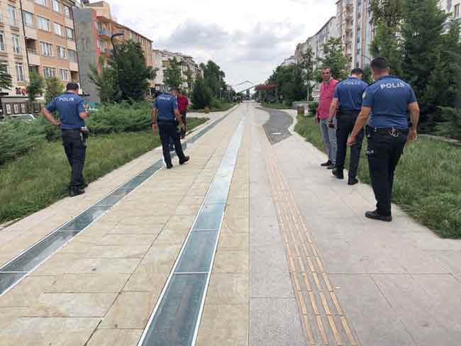 Olay yerinde inceleme yapan ve görgü tanıklarıyla görüşen polis ekipleri, eşkâlini belirlediği zanlının yakalanması için çalışma başlattı.