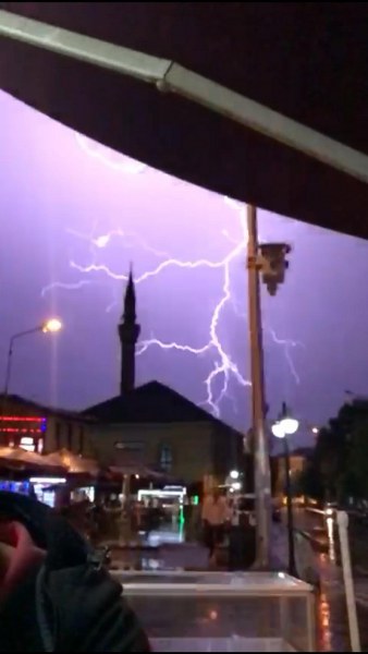 Gök gürültüsü ile birlikte peş peşe çakan şimşekler şehrin hemen her noktasından görülürken gökyüzünü ve geceyi aydınlattı.