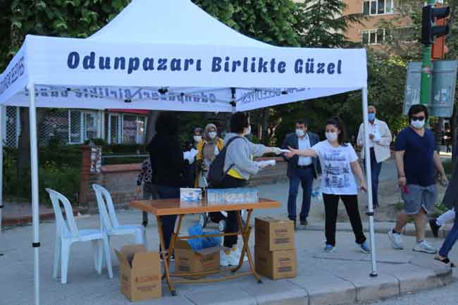 Eskişehir Tepebaşı Belediyesi ve Odunpazarı Belediyesi YKS 2020’ye girerek üniversite hayalleri için ter döken öğrencilere maske, su ve ikramlarla destek oldu.