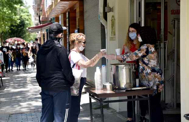 Eskişehir Tepebaşı Belediyesi ve Odunpazarı Belediyesi YKS 2020’ye girerek üniversite hayalleri için ter döken öğrencilere maske, su ve ikramlarla destek oldu.