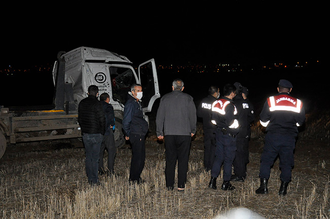 Kamyon üzerinde ve çevresinde detaylı inceleme yapan Emniyet Müdürlüğü ekipleri, kamyonun kapısında kan izleri buldu. Olayla ilgili soruşturma devam ediyor.