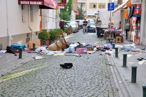 İhbar üzerine olay yerine gelen polis ve mahalle muhtarının ikna çabalarıyla evinden çıkarılan E.A., sağlık kontrolünden geçmek üzere hastaneye kaldırıldı.