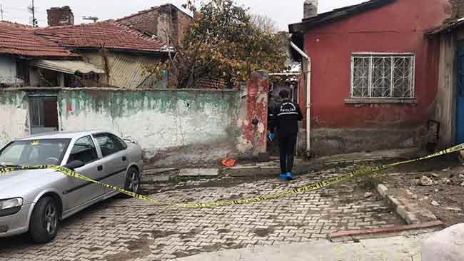 Kısa sürede kavgaya dönüşen tartışmada Mestan Y., üzerinde taşıdığı bıçakla kendisine kredi çektirdiğini iddia ettiği Naime K.’yı göğsünden bıçakladı.