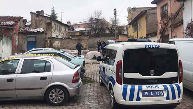 Ardından aynı bıçakla kendini de yaralayan Mestan Y. intihar girişiminde bulundu.