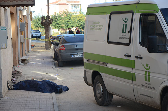 Eskişehir'de sokak ortasında bir erkek cesedi bulundu. 