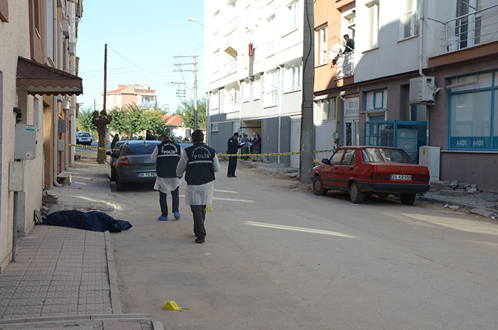 Eskişehir'de sokak ortasında bir erkek cesedi bulundu. 