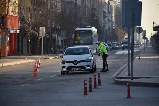 Cadde ve sokaklarda sadece kısıtlamadan muaf çalışanların bulunduğu görüldü.